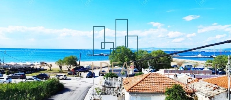 Zu verkaufen ein Gebäude neben dem Strand von Nea Epitives