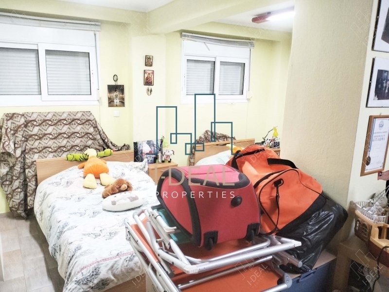 Nameštena mezoneta u centru Peraije u Perei · fotografija 22