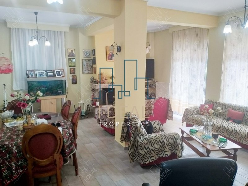 Nameštena mezoneta u centru Peraije u Perei · fotografija 2